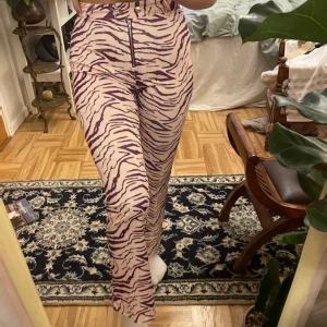 Leggings  - Helt fantastiska byxor!! Så bra statement piece. Aldrig använda men otroligt bekväma💕