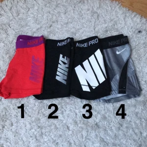 Nike träningsshorts  - Säljer 4 shorts från Nike. Alla är i storlek S förutom nr 2 som är i XS. 1 par för 80kr och 2 par för 150kr. Köp alla för 250kr. Köparen står för frakt! ⚡️ENDAST DE RÖDA KVAR⚡️