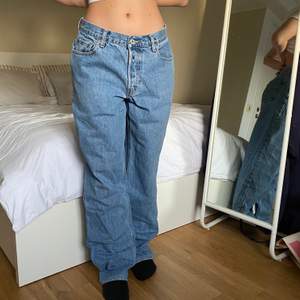 Har massvis med vintage levis jeans i profilen! Dessa är 501. Jag är 160 och som ni ser är de långa och stora! Skicka dm för mått! 