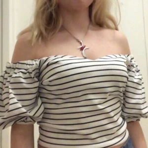 RIVER ISLAND OFF-SHOULDER TOP - söt randig off-shoulder top i bra skick! 