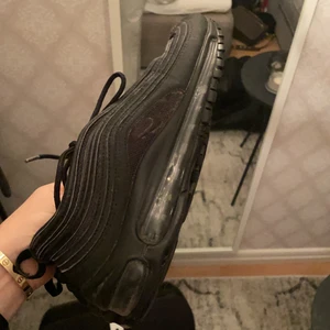 97or - säljer mina Nike 97 som ja använt ca 5 gånger förra året. De bara står i min garderob som nya. Säljer för de inte kommer till användning. Lägger ett sjukt bra pris pga att jag vill få sålt. St är en liten 40. Funkar lätt en 39