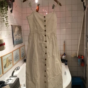 Söt och sexig klännig - En söt;sexig klänning I mycket bra skick och passar jätte  bra till summer och beach .användade 3 dager.Though it needs to be ironed and I can iron it if someone buys it.Finns fler bilder.