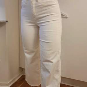 Snygga breda vita jeans i storlek 36/38. Superbra skick men säljer då jag inte använder de längre. Fri frakt💕