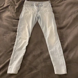 Ljusblå jeans  - Har inte använt Jeansen en endaste gång dom sitter jätte bra på kroppen men jag tycket inte dom passar mig. 