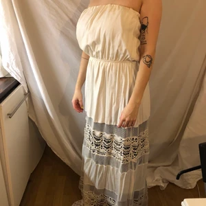 Vit 80s klänning - En sommarklänning med detaljer i spets! Frakt tillkommer på 50 kr.
