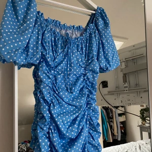 Klänning - Köpt på byAnastasia.se superfin men kommer inte till användning! ❤️❤️❤️ . Aldrig använd. Jag är 170 har i M, passar även S! LEDANDE BUD: 450kr! 