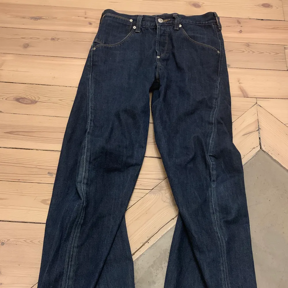 vintage mörkblå levis jeans,as coola! Har en ficka o spänne bak till i midjan. jag e 166 har normalt w27,  bär de lågmidjat o de e perfekt längd☺️ först till kvarn!. Jeans & Byxor.