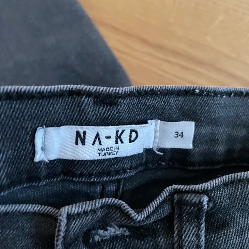 Jätte snygga washed black jeans, från NAKD. Storlek 34.. Jeans & Byxor.