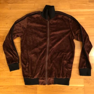 Brun velour tröja - Skön brun velour tröja med dragkedja. Begagnad i bra skick. 