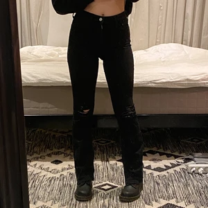 Svarta bootcut jeans  - Snygga svarta jeans! Väldigt sköna då de är lite stretchiga🥰  De är bootcut, men skulle säga att de är tajta vid låren och mer raka i modellen vid vaderna. De är lite slitna vid hälen då de är lite för långa för mig! Jag brukar ha strl 25 i jeans och dessa passar mig bra❣️
