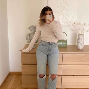 Gina tricot jeans - Säljer mina Gina tricot 90s jeans i storlek 36💗 !Första bilden är lånad! Säljer pågrund av att dom är förstora på mig i midjan. Använda 3 ggr💗💗Skicka privat för flera bilder