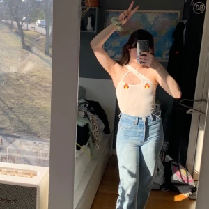 Boohoo body storlek 32 - Skitsnygg vit body från Boohoo Petite med asymmetrisk urringning. Aldrig använd med lapp kvar! Lite för genomskinlig för min smak, men går att lösa med exempelvis nipple covers eller att bara skita i det👊🏻 95% polyester, 5% elastan. Passar storlek 32-34🌟