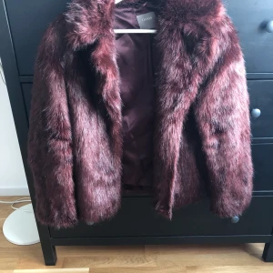 Fake fur  - Sparsamt använd fuskpäls-jacka från oasis. Otroligt fin vinröd färg, fått så många komplimanger när jag burit den. Inköpt för ca 800kr, säljer för 150kr plus frakt , kan eventuellt mötas upp i Malmö - Lund - Kävlinge 