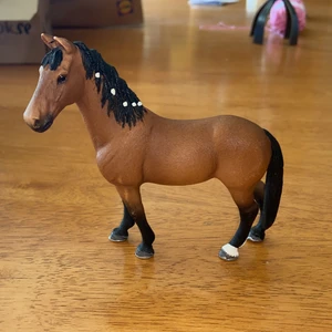 Schleich Häst, sto - Kan inget om hästar så kan tyvärr inte säga vad det är för typ av häst 😅 Den är i fint skick, som ny. Använd som prydnad. Om det önskas att få den levererad tillkommer frakt. Hästen skickas efter allt är betalat och klart! 🥰