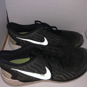 Nike Freerun - Märke: Nike Storlek: 44 Modell: Nike freerun 2.0 Kroppstyp: Unisex  Varan kan fraktas!