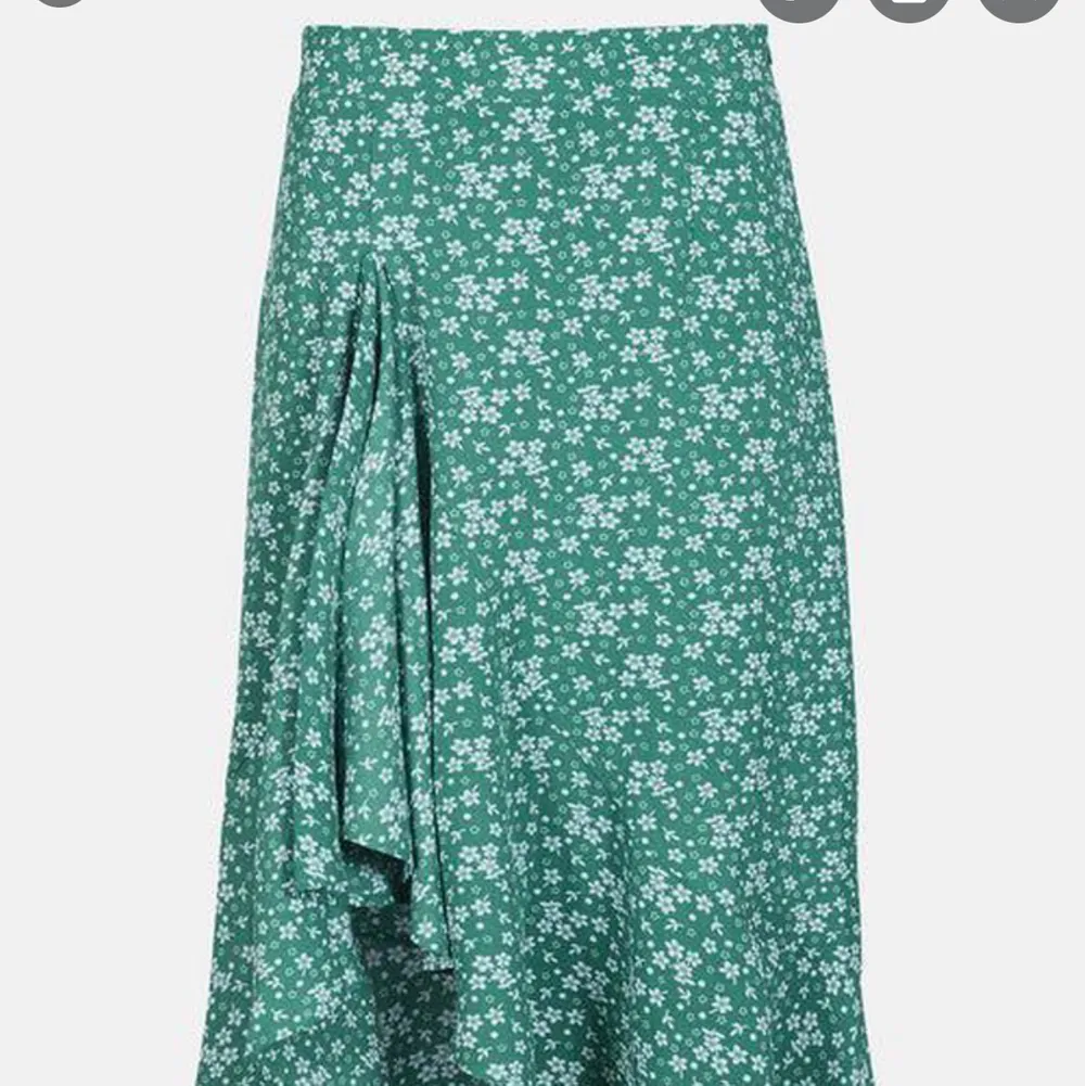 En grön kjol med blommor på från Cubus. Perfekt till sommaren! I storlek 34 men passar till 36 också.. Kjolar.