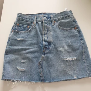 jeanskjol levis - jeanskjol levis, använd 1gång. Nypris 899:-