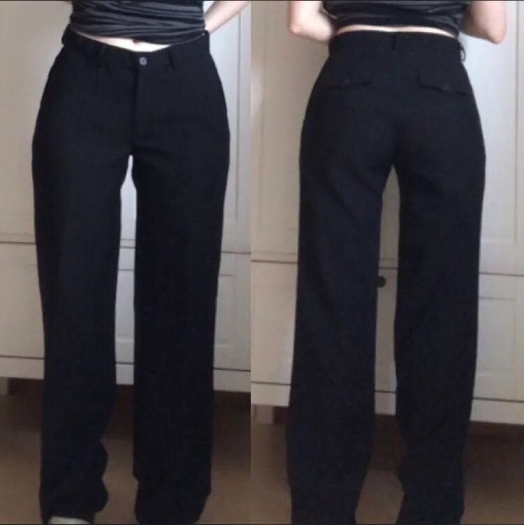 Svarta kostymbyxor med fickor baktill och bootcut från Zara i storlek S. Aldrig använda, endast provade. Innerbenslängden är 77 cm. Hämtas eller kan skickas mot fraktkostnad (48 kr - 4 frimärken). Jeans & Byxor.