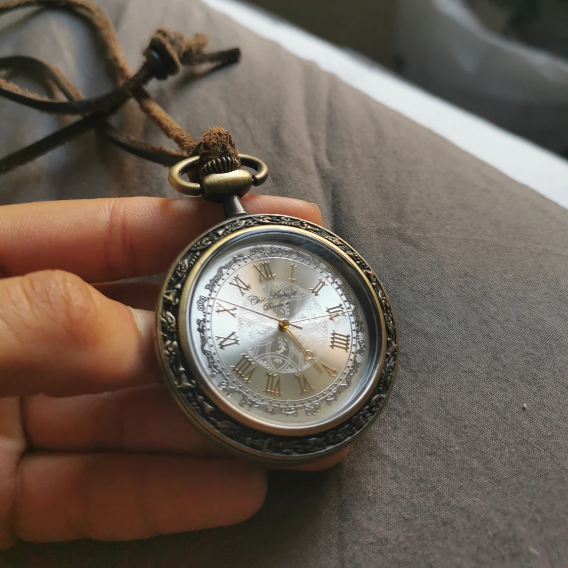 Modern klockurs-smycke