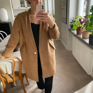 Kappa  - Säljer denna fantastiska beiga kappa från HM. Kommer dessvärre inte till användning. Frakten är inkluderat i priset. 