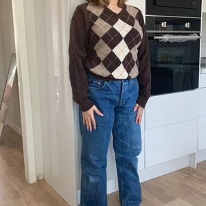 brun tröja - brun tröja i strl 170 sitter ungefär som en M. Kunden står för frakten säljs för 100kr