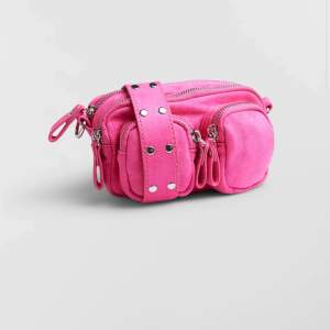Är det någon som säljer en liknande väska i helst rosa eller en annan färgglad färg💖💜🤍💙
