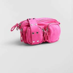 Är det någon som säljer en liknande väska i helst rosa eller en annan färgglad färg💖💜🤍💙