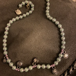 Pärlhalsband  - Säljer detta så fina pärlhalsbandet med smileys😁😁