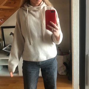 Cashmere hoodie - Säljer denna Cashmere hoodien som är köpt på hm för 999 kr den är använd endast 1 gång men det var bara i någon timme hemma så skulle säga den är så gott som ny💕den är super mysig och perfekt till våren passar med både kjol och tights men även skit najs till jeans! Storlek ca men skulle säga den passar mellan XS och M