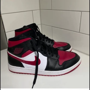 Jordan 1 - Säljer nu mina Jordan 1 mids noble red. De är i gott skick och är i storlek 45,5. Frakt kan kollas i efterhand om de behövs fraktas så kan jag kolla upp det privat