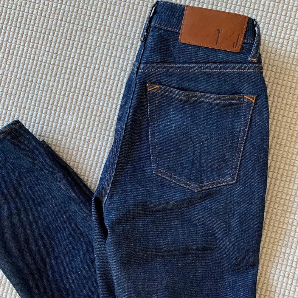 Raka low/midwaist jeans från Tiger of Sweden!💙 knappt använda alls, i nyskick. Nypris 1499 kr! Säljes då de är lite för små för mig. Tredje bilden är på modellen, tycker dock de är lite mer lågmidjade än vad det ser ut som på den bilden, de går lite nedanför naveln på mig. Jeans & Byxor.
