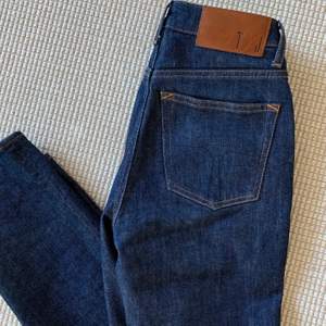 Raka low/midwaist jeans från Tiger of Sweden!💙 knappt använda alls, i nyskick. Nypris 1499 kr! Säljes då de är lite för små för mig. Tredje bilden är på modellen, tycker dock de är lite mer lågmidjade än vad det ser ut som på den bilden, de går lite nedanför naveln på mig