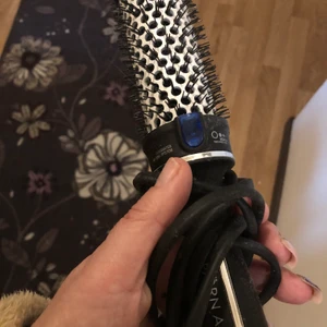 Björn Axén värmeborste - Säljer min värmeborste från Björn Axén. I fint skick. Nypris 749 kr