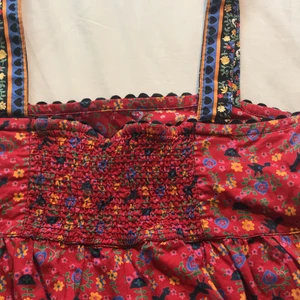 Superfin klänning - Världens sötaste klänning jag thriftat! Sitter jättefint över bysten då den har stretch i ryggen (bild 1). 2 fickor och puffig passform. Storlek 34 (xs/s)Möts Stockholm/fraktar🥰