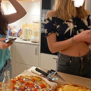 Superfin sommartopp! - En jättefin topp som passar perfekt till sommaren! Bara använd två gånger så den är som ny och har inga fläckar eller slitage alls. Den är mörkblå med vita blommor på och guldiga detaljer🥰🥰 säljer på grund av att den inte har kommit till så mycket användning