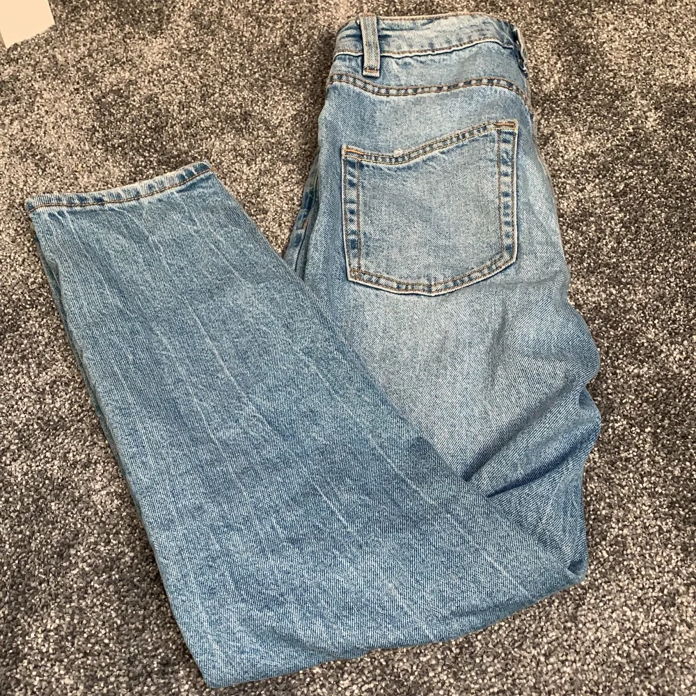 Jeans från lager 157 i storlek xxs. Och är i bra skick med hål på knäna. Mom jeans, köparen står för frakten 🥰 kan mötas upp i Löddeköpinge men också postas. Jeans & Byxor.