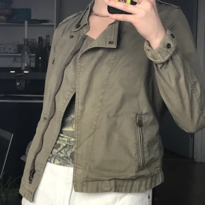 Jacka - Militärgrön jacka som inte kommer till användning längre 🌸