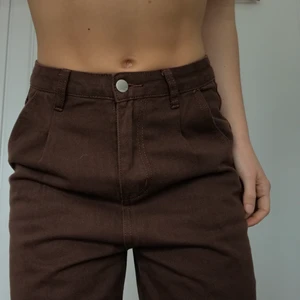 jeans - skitsnygga och trendiga bruna jeans 🤎 aldrig använda. så sköna och fin passform, dock lite långa på mig tyvärr... hade suttit fint på någon som är 165-170. 🦋 jag är en normal S, och dem sitter jätte bra i midjan + rumpan på mig, midjemått är cirka 70cm.