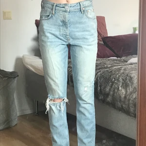 No-stretch skinnyjeans - Säljer dom här skinnyjeansen från ginatricot som har lite vintage vibes då dom inte har stretchigt material som dom flesta skinnyjeans har!💕 har bara använt 2 ggr ungefär eftersom att dom inte sitter bra i midjan på mig. Jag är 166cm
