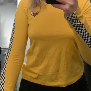 Långärmad t-shirt  - Cool långarmad t-shirt med detaljer 