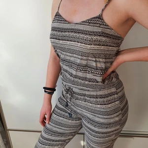 Byxdress - Enkel, fin, skön, tunn. Behöver ett nytt hem! Har bara legat i garderoben utan att göra någon nytta. Fina detaljer på sidorna.