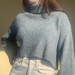 En fin stickad polokrage! - Säljer denna superfina stickade tröja! Den är supermysig och varm! Skicket är jättebra. Köparen står för frakten!❤️