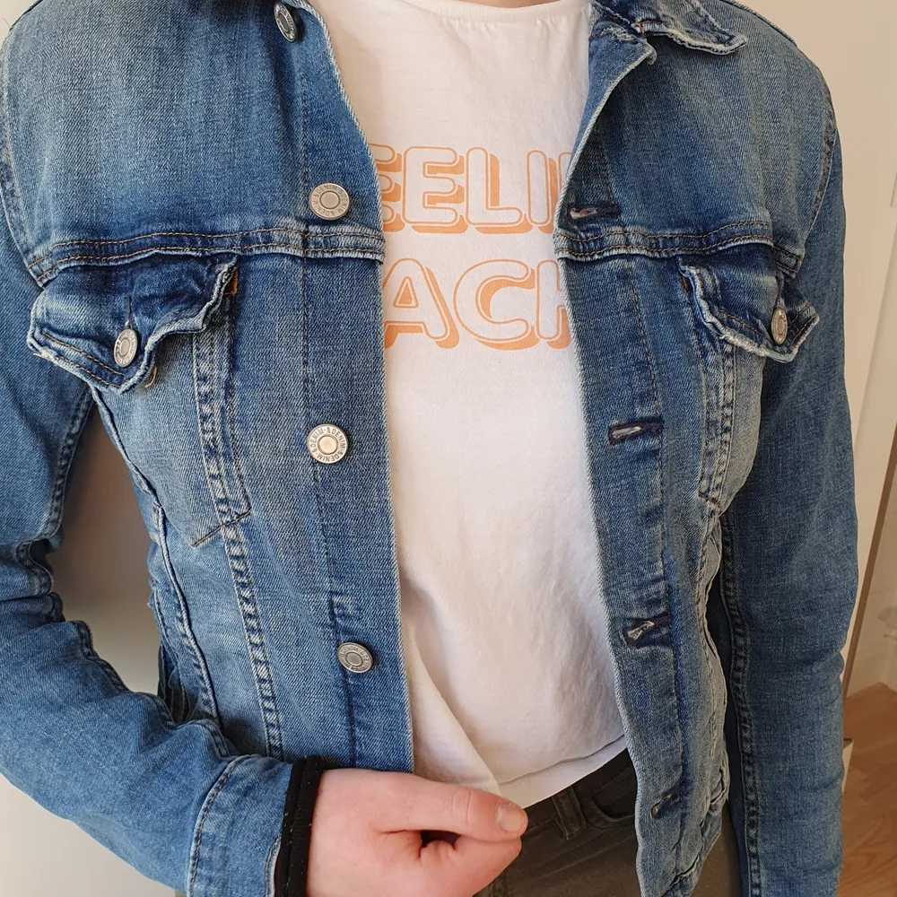 Simpel jeansjacka. Använder ej denna då jag har en annan. Sitter bra och är i bra skick. Frakten är ganska dyr så det ingår i priset. Jackan kostar seriöst 4 spänn!. Takit.