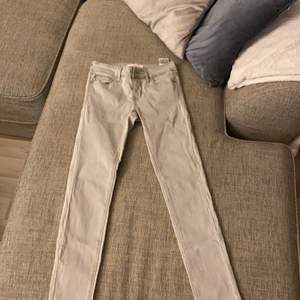 Säljer ett par gråa nya Levis jeans, superfina men tyvärr för små för mig. Dem är i storlek 25 och längden 30. Säljer för 400kr men jag står för frakten😊