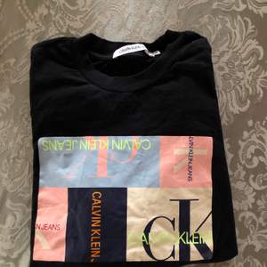 Jätte fin Svart Calvin Klein T-shirt med Färgglatt tryck på i storlek M, säljs pga att den inte kommer till användning, Nypris 499kr,Priset kan diskuteras. Köparen står för frakt 