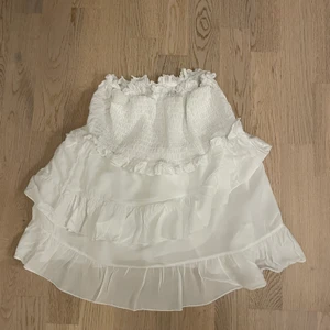 Volangkjol - Jättefin kjol med volang på. Använd ett fåtal gånger så i väldigt bra skick! Köparen står för frakt💕