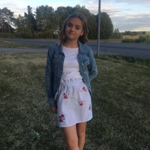 Jeansjacka  - Jag säljer min denimjacka från Lager 157 för att jag har växt ur den. Den är i storlek XS. (Köpt för 150kr). Säljer för 40kr + frakt eller högre bud. Knappt använd. 