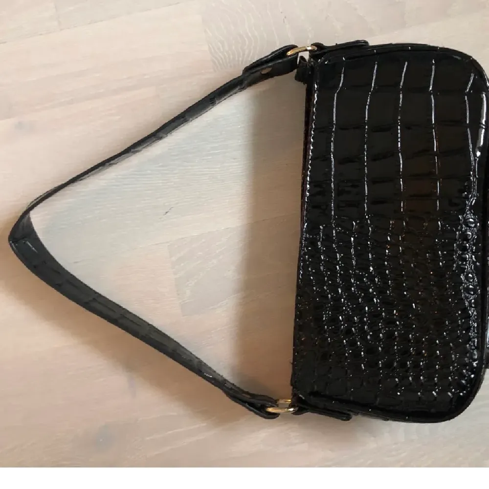 Jätte snygg svart krokodil väska från shein, använd några gånger men i jätte fint skick. Buda gärna. Väskor.