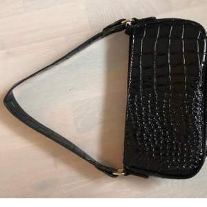 Jätte snygg svart krokodil väska från shein, använd några gånger men i jätte fint skick. Buda gärna