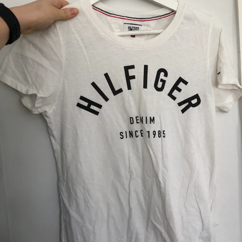 Tshirt från Tommy hilfigher, storlek XS. Pris kan diskuteras ✨. T-shirts.